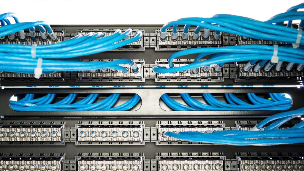 Structured cabling patch panel with organized network cables